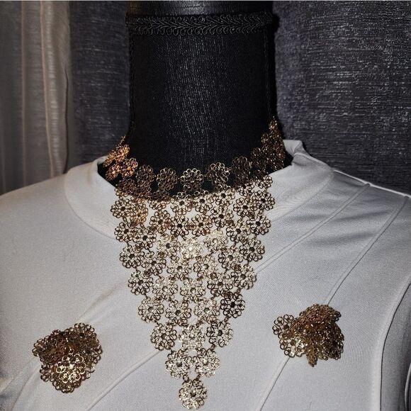 Vendome Flower Mesh Bib Necklace and Clip On Earrings Set 1960s Vtg - Picture 5 of 9